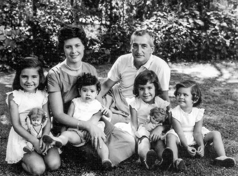 Na foto, Héctor Germán Oesterheld, com sua esposa Elsa e suas quatro quatro filha: Estela, Marina, Diana e Beatriz, todas desaparecidas em 1976 e 1977, quando tinham entre 18 e 24 años. | Foto: Gentileza Renata Marchetti / Télam / AA